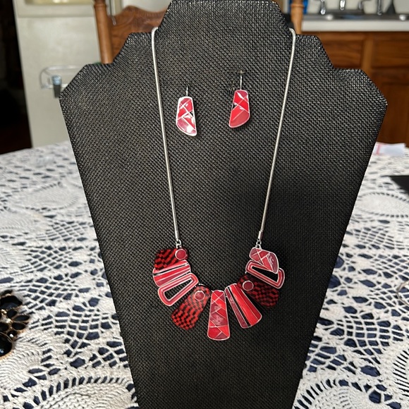 Handmade Necklace & Earring Set New Without Tags Pretty Reds in Unusual Shapes - Picture 3 of 8